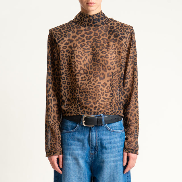 Tensione in- Blusa georgette animalier con spalline - tabacco/nero