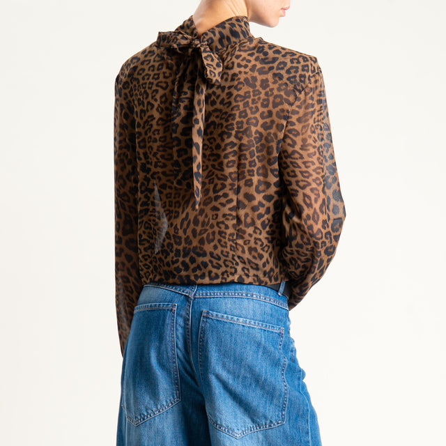 Tensione in- Blusa georgette animalier con spalline - tabacco/nero