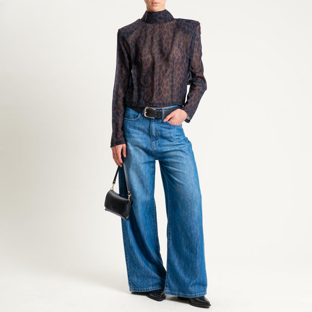 Tensione in- Blusa georgette animalier con spalline - moro/nero