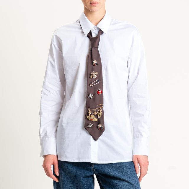 Tensione in- Camicia cravatta con spille - bianco/moro