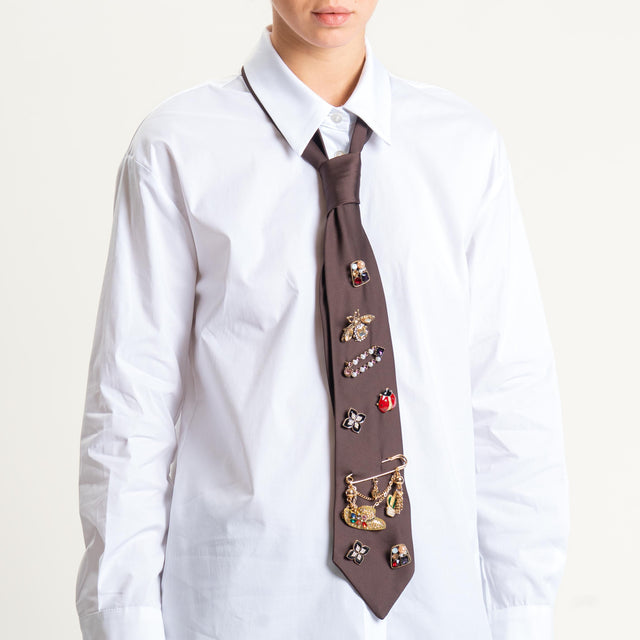 Tensione in- Camicia cravatta con spille - bianco/moro