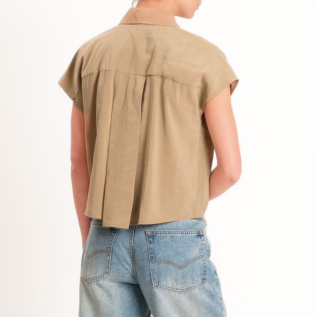 Tensione in-Camicia smanicata in cupro dettaglio taschino - camel
