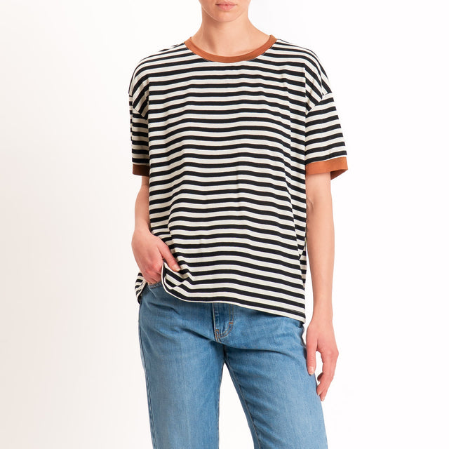 Tensione in-T-shirt in jersey a righe - tabacco/panna/nero