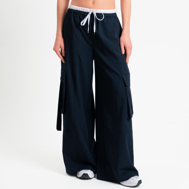 Tensione in-Pantalone cargo con coulisse - Blu/bianco