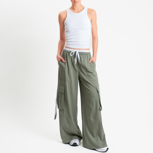 Tensione in-Pantalone cargo con coulisse - salvia/bianco