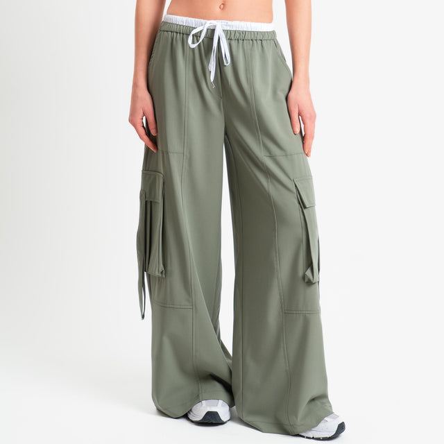 Tensione in-Pantalone cargo con coulisse - salvia/bianco