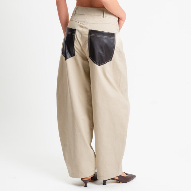 Tensione in-Pantalone carpenter relaxed fit cuciture a contrasto - avena