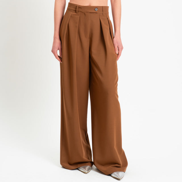 Tensione in-Pantalone wide leg con pinces - cammello