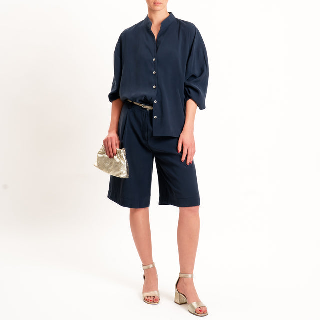 Tensione in-Bermuda con pinces tessuto cupro - blu