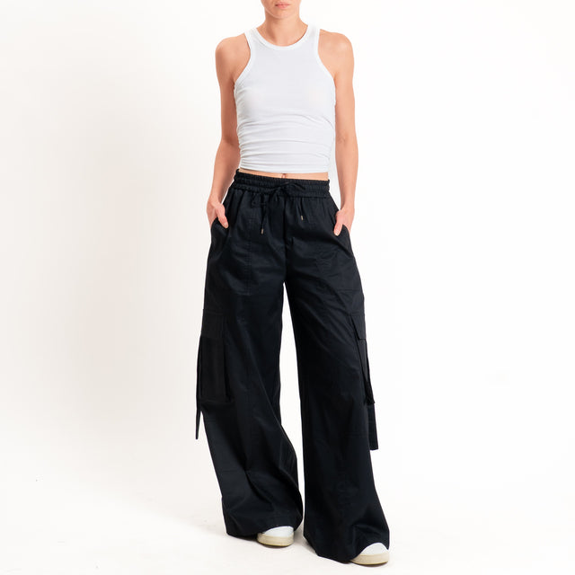 Tensione in-Pantalone cargo con coulisse - nero