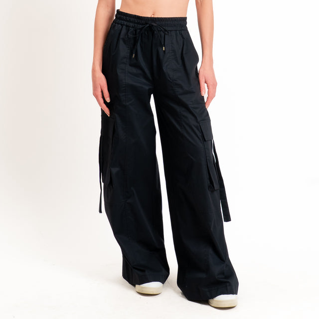 Tensione in-Pantalone cargo con coulisse - nero