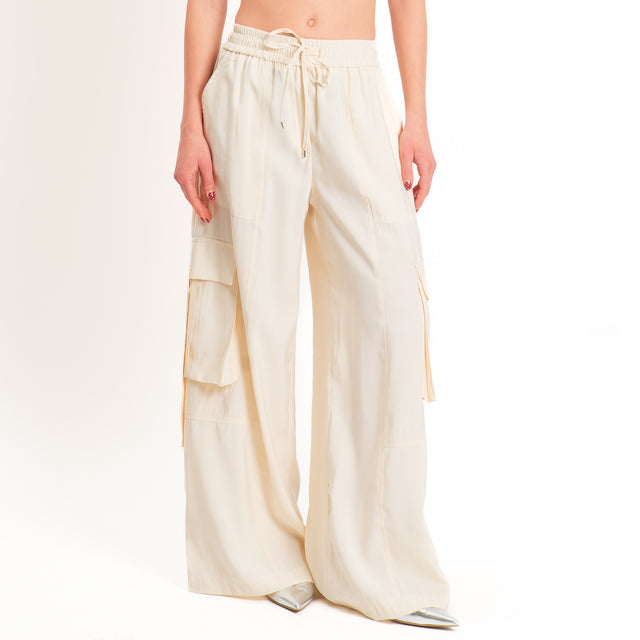 Tensione in-Pantalone cargo in cupro - vaniglia