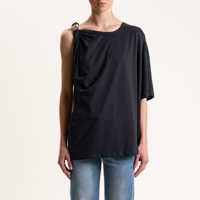 Tensione in-T-shirt monospalla con accessorio - nero