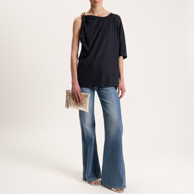 Tensione in-T-shirt monospalla con accessorio - nero