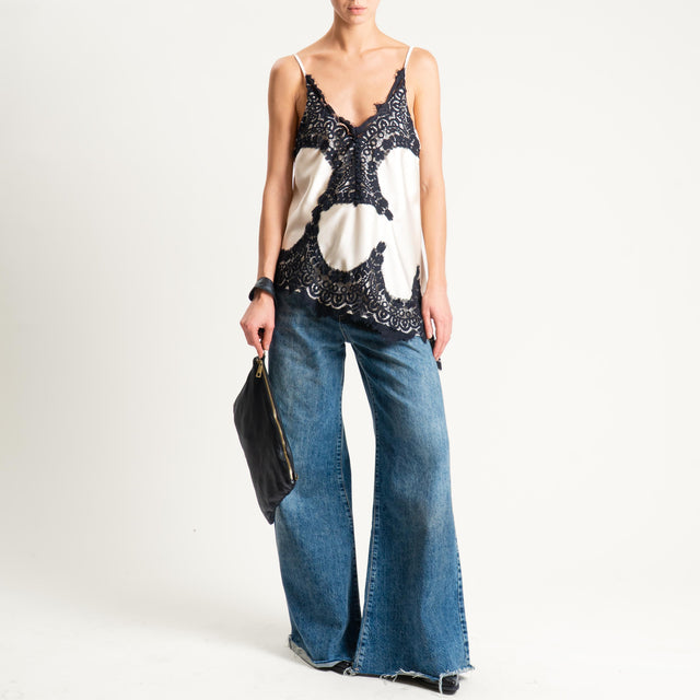 Tensione in- Top asimmetrico satin con pizzo - avorio/nero
