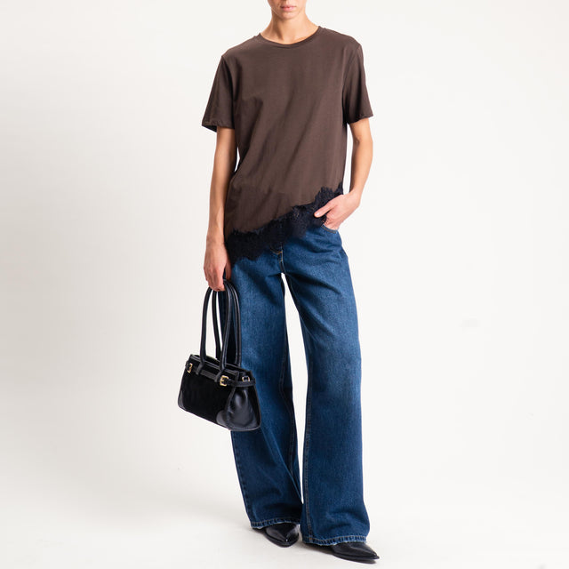 Tensione in- T-shirt asimmetrica con pizzo - moro/nero