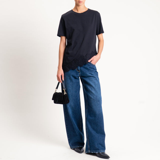 Tensione in- T-shirt asimmetrica con pizzo - nero
