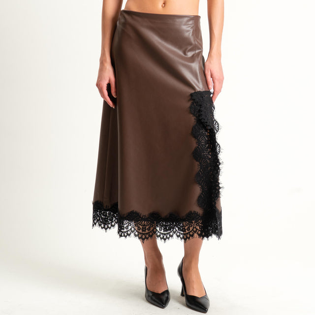 Tensione in- Gonna similpelle con pizzo spacco laterale - moro