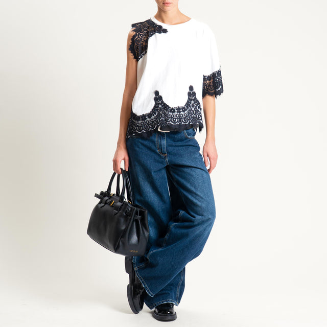 Tensione in-T-shirt asimmetrica con pizzo - bianco/nero