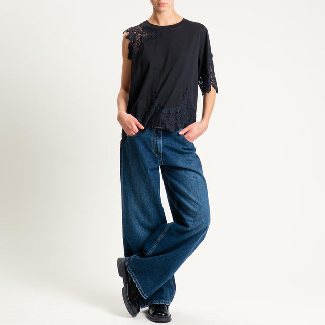 Tensione in-T-shirt asimmetrica con pizzo - nero/nero