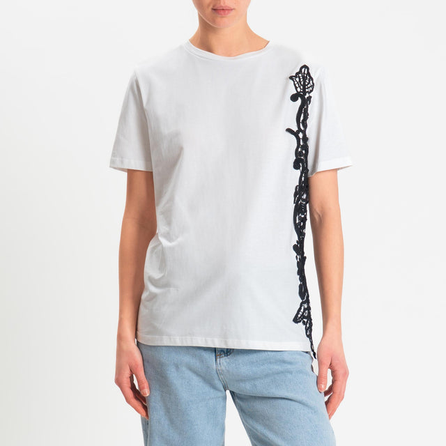 Tensione in-T-shirt mezza manica con macramè - bianco/nero