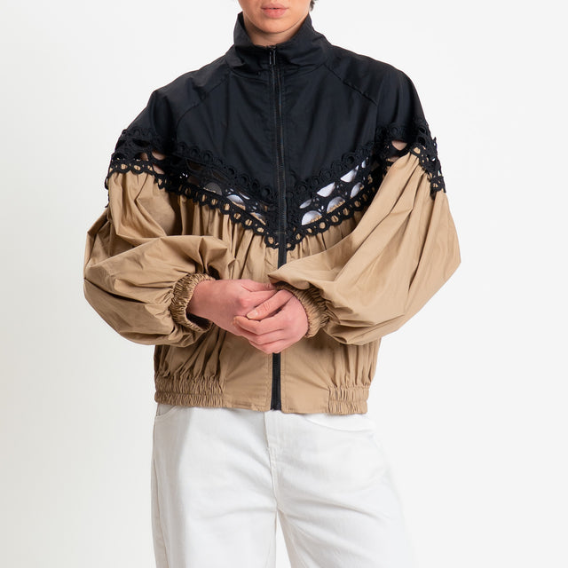 Tensione in-Bomber con macramè - camel/nero