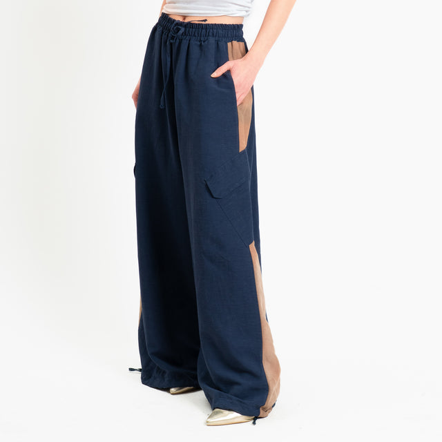 Tensione in-Pantalone cargo bicolore misto lino - blu/biscotto