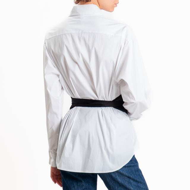 Tensione in-Camicia con cintura - bianco/nero