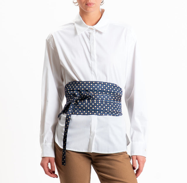 Tensione in-Camicia con cintura fantasia - bianco/blu