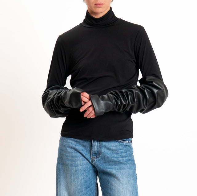 Tensione in-T-shirt in jersey collo alto con manicotti - nero