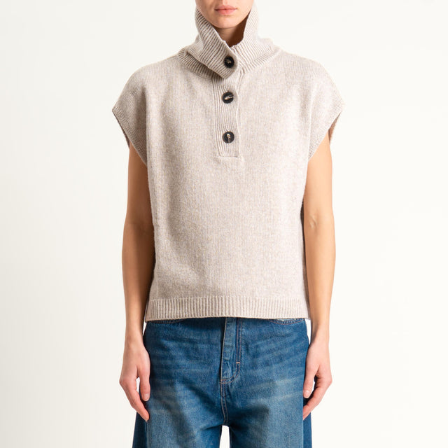 Tensione in-Maglia smanicata collo alto - beige