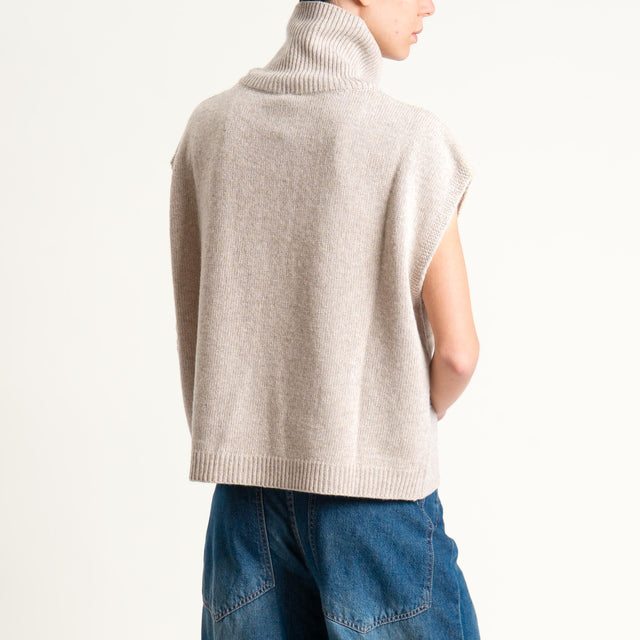 Tensione in-Maglia smanicata collo alto - beige