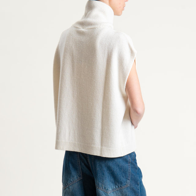 Tensione in-Maglia smanicata collo alto - panna
