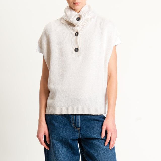 Tensione in-Maglia smanicata collo alto - burro