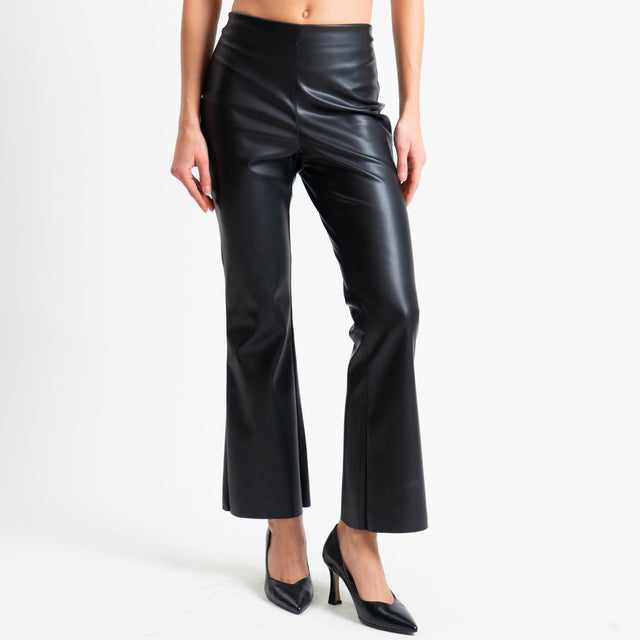 Tensione in-Pantalone similpelle a zampetta - nero