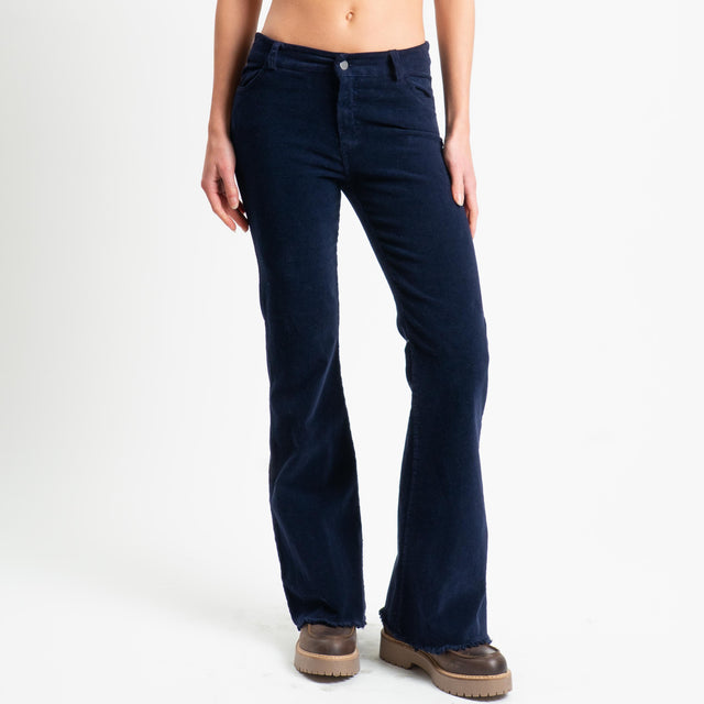 Tensione in-Pantalone bootcut sfrangiato in velluto - blu scuro