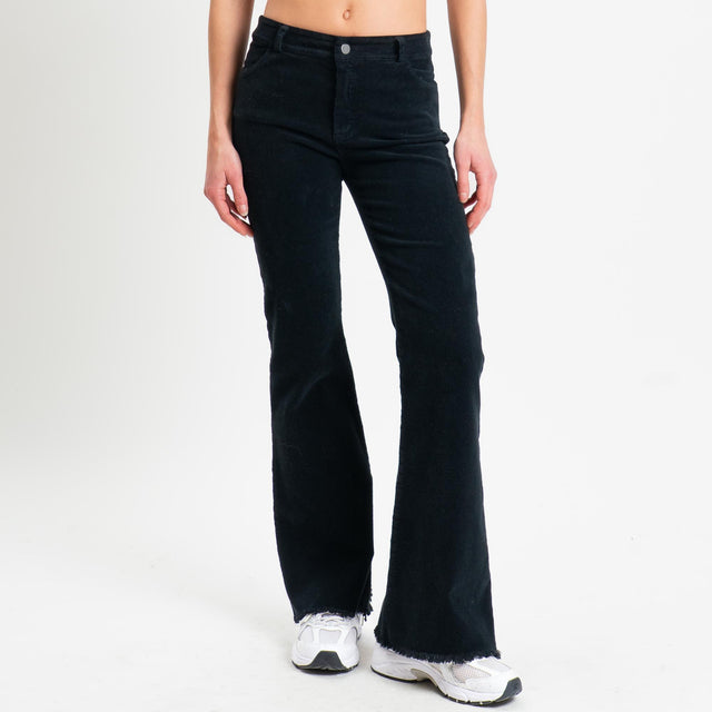 Tensione in-Pantalone bootcut sfrangiato in velluto - nero