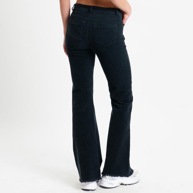 Tensione in-Pantalone bootcut sfrangiato in velluto - nero