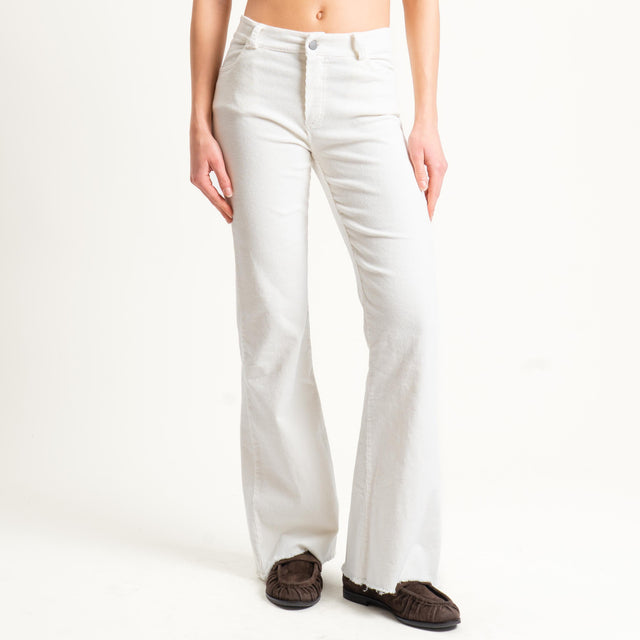 Tensione in-Pantalone bootcut sfrangiato in velluto - panna