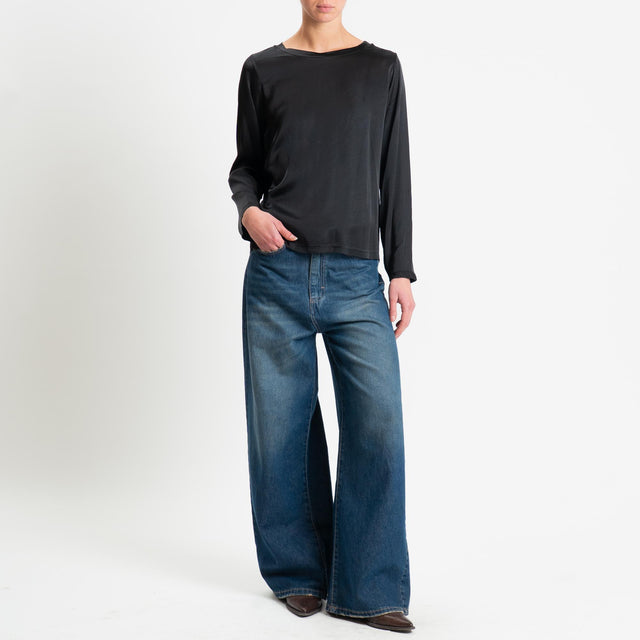 Tensione in-Blusa girocollo in satin elasticizzato - Nero