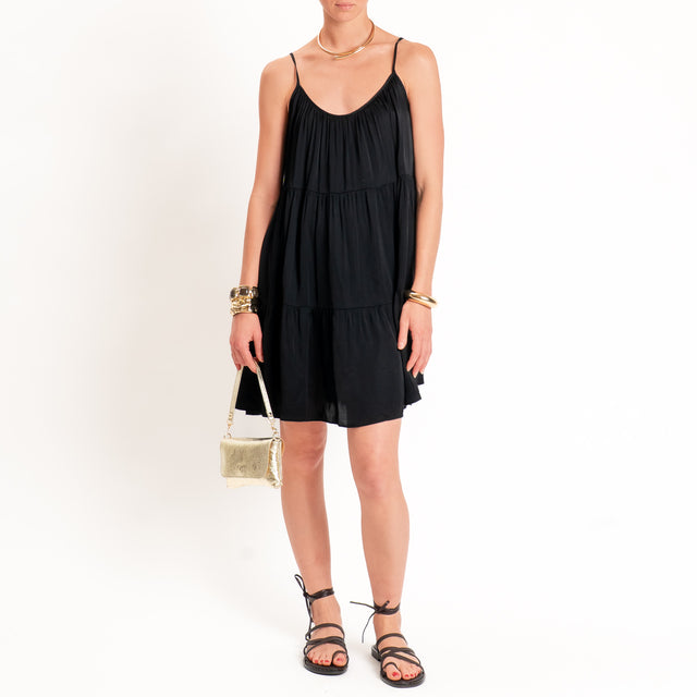 Tensione in-Abito satin con balze bretelle regolabili - nero