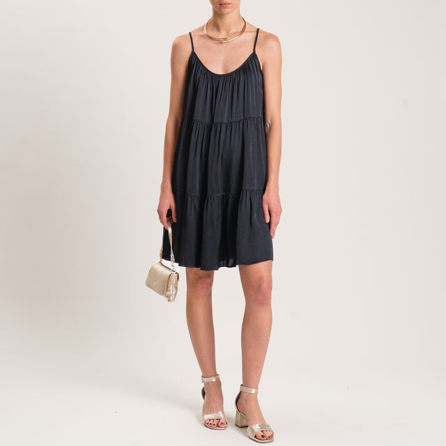 Vestido de satén con volantes y tirantes ajustables - negro