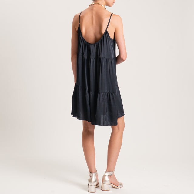 Vestido de satén con volantes y tirantes ajustables - negro