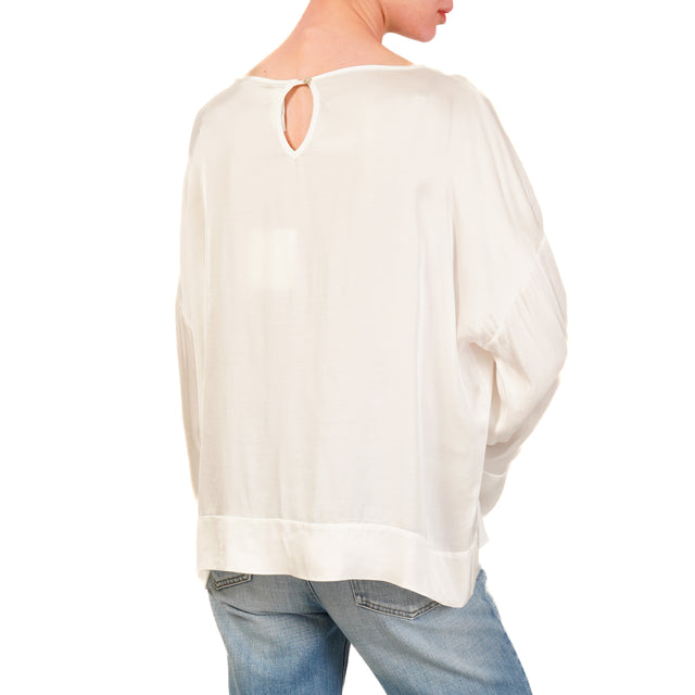 Blusa de satén con botones en la espalda - color leche