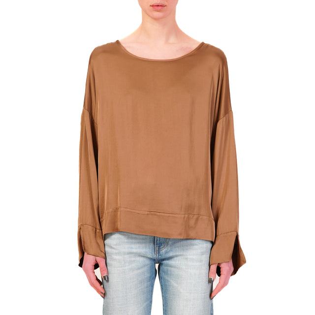 Tensione in-Blusa satin bottone dietro - mandorla