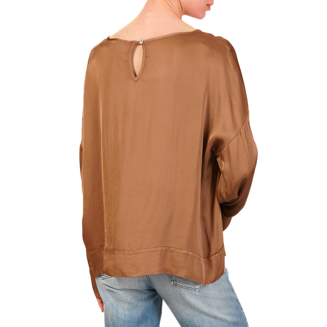 Blusa de satén con botones en la espalda - almendra