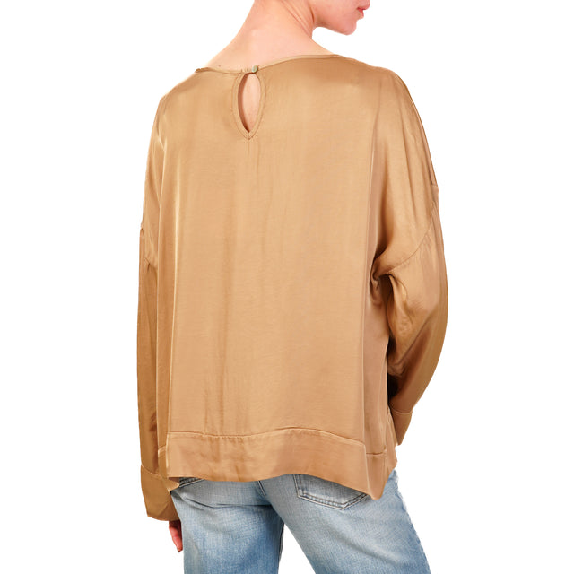 Tensione in-Blusa satin bottone dietro - sabbia