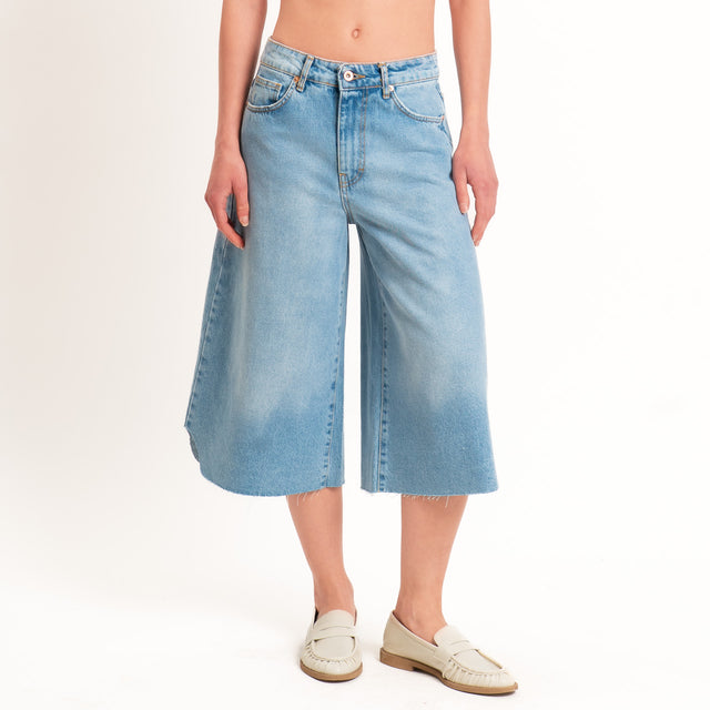 Tensione in-Bermuda jeans 5 tasche taglio vivo - denim