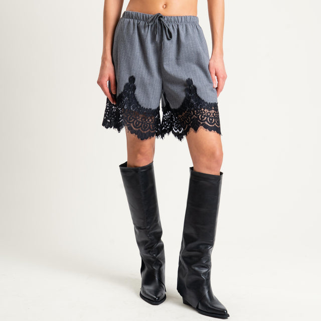 Tensione in- Shorts gessato con pizzo - grigio
