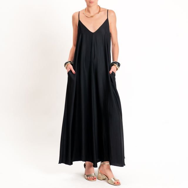 Tensione in-Abito satin svasato con tasche - nero